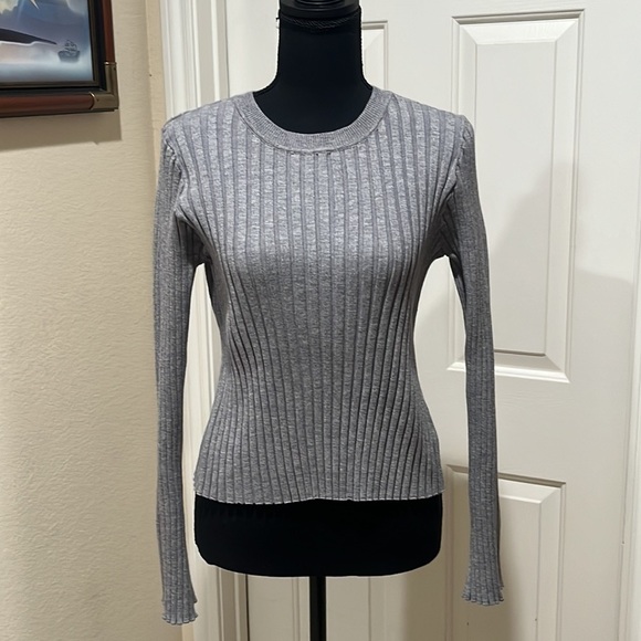 Halara Gray ROUND NECK LONG SLEEVE FRILL SWEATER SIZE L. - Picture 3 of 10